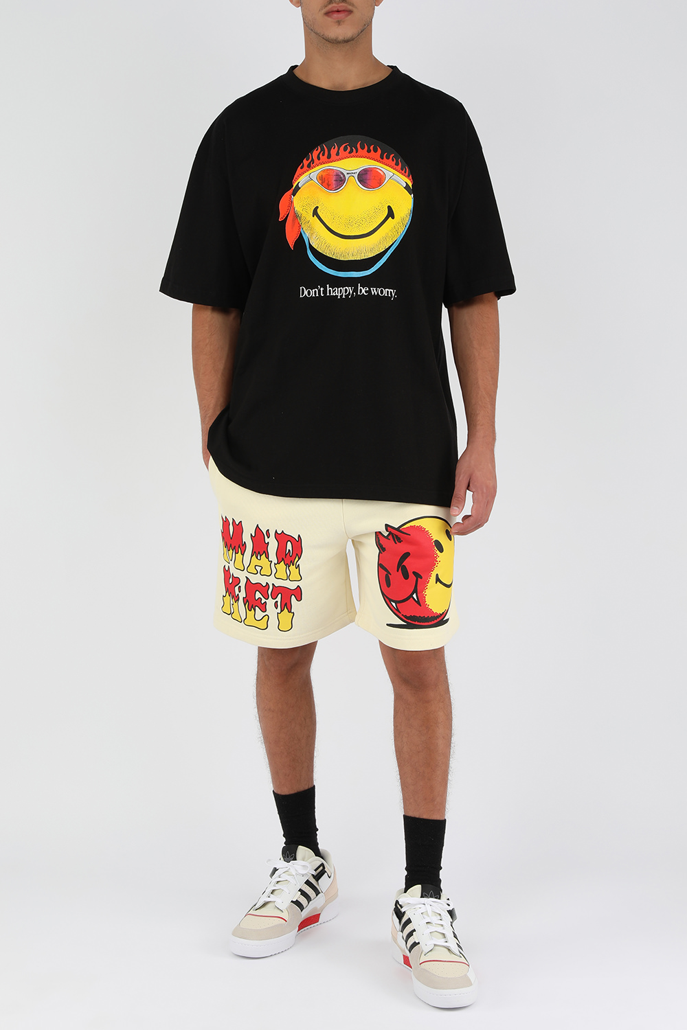 חולצת טי סמיילי דונט הפי בשחור